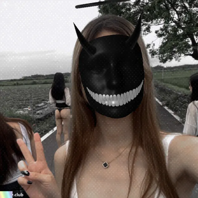TWIN – 才发现原来自己高潮的时候脚趾头会折起来了 反差白虎母狗人前露出调教 Part 3 (116 photos)