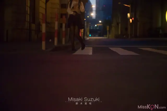 Coser@铃木美咲 (Misaki Suzuki): 魔都休学旅行——露出！清晨十字路口的选择 (22 photos + 2 videos)