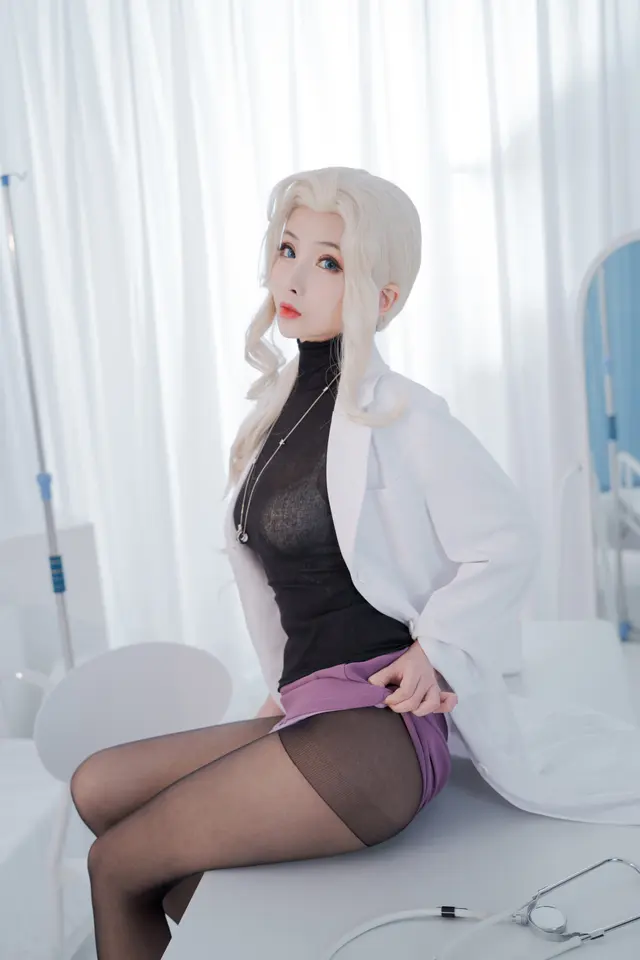 Coser@rioko凉凉子 Vol.055 透视装的校医大姐姐 (48 photos)