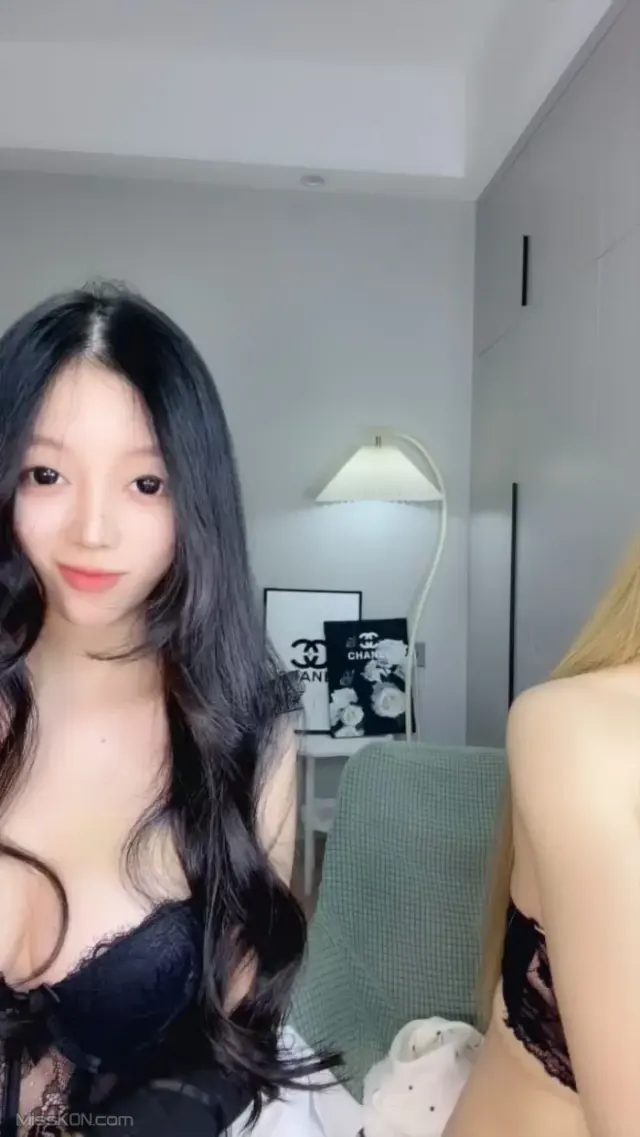 夏安abby: 极品姐妹花下海 高跟长腿 (27 photos + 5 videos)