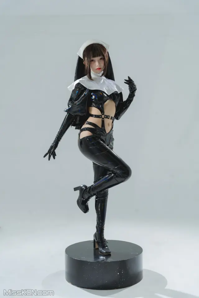 Coser@花铃: 漆皮修女 (38 photos)