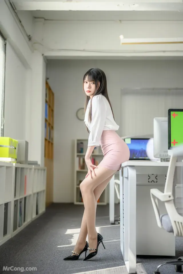 Coser@香草喵露露 No.056: 忙露的职场 粉白裙子 (40 photos + 1 video)