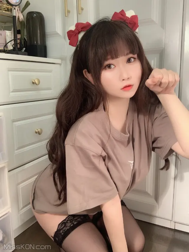 Coser@蜜桃少女是依酱呀: T恤底下 (31 photos + 2 videos)