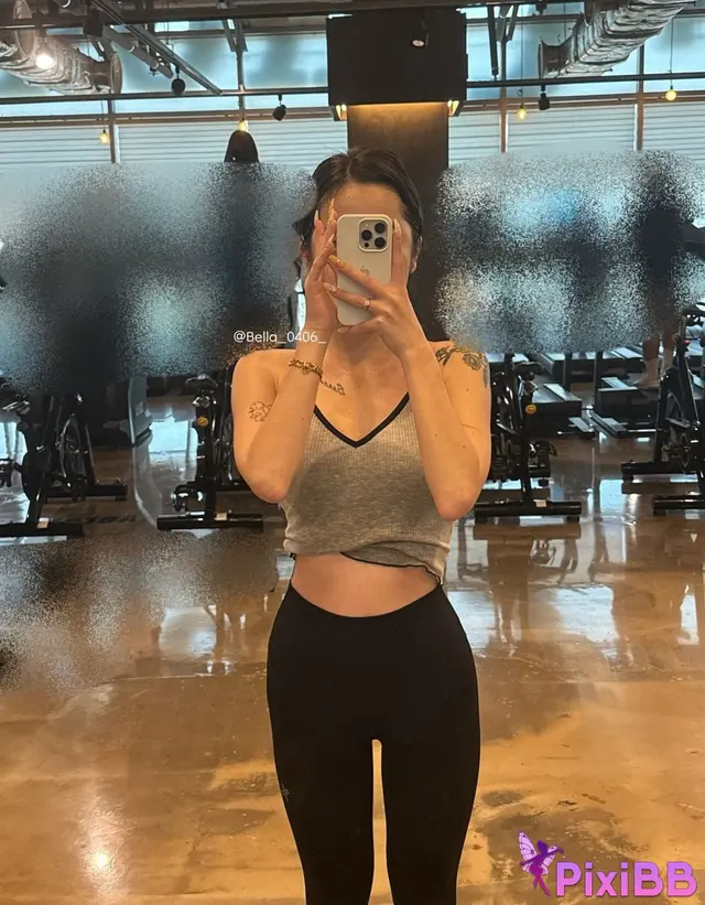 Bella: 일일 촬영 (180 photos + 212 videos)