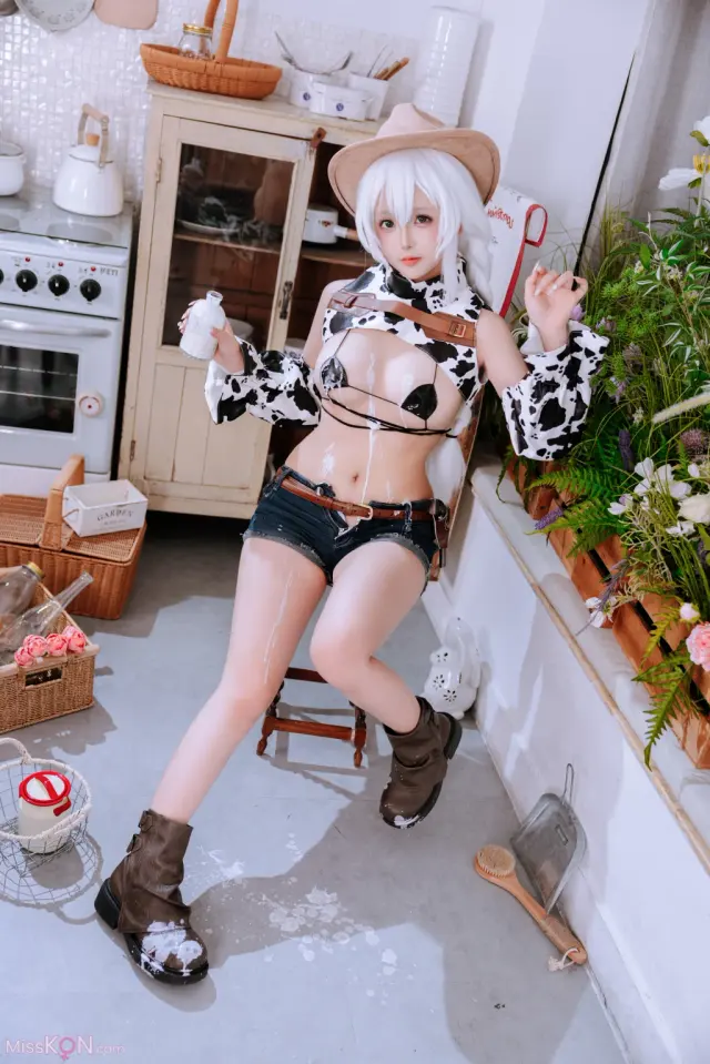 Coser@日奈娇 – 挤奶工 (44 photos)