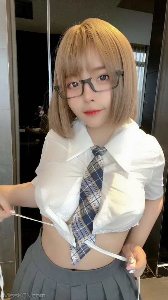 Coser@Sayo Momo: Public WC After School (44 photos + 3 videos)