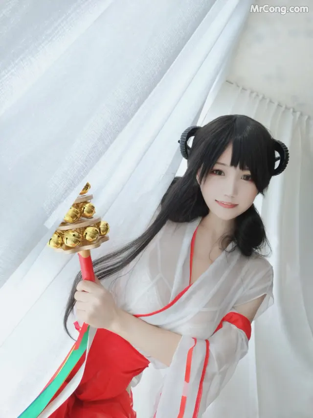 Coser@小仓千代w No.008: 有点不对劲的巫女 (34 photos)