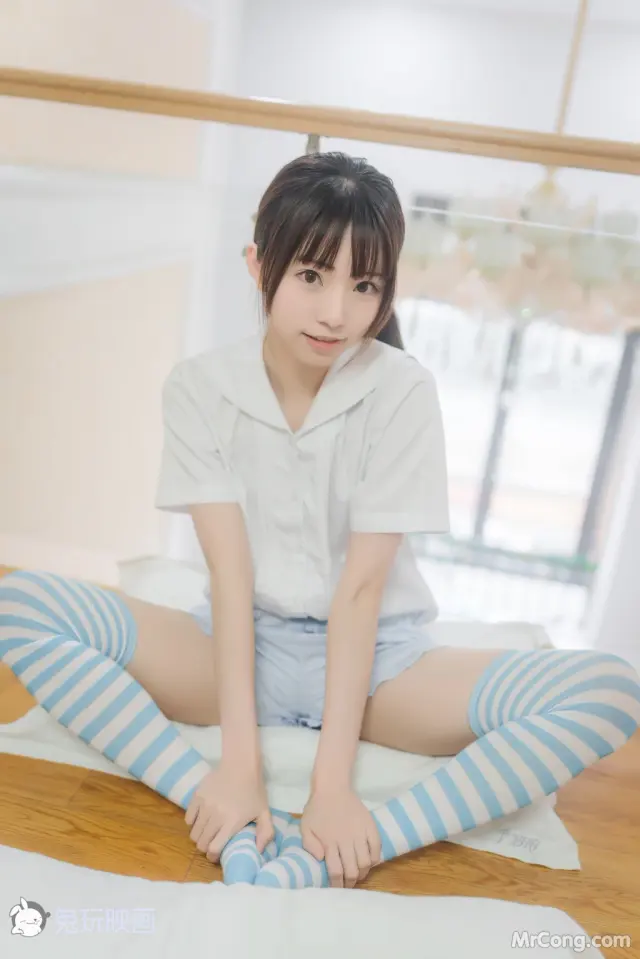 Cosplay@兔玩映画 Vol.049: 蓝白条纹袜 (42 photos)