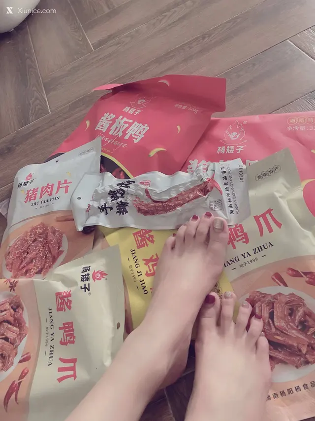 ShuangXi8018 – 各种户外人前露出，超市露着车灯大方走路 (105 photos)