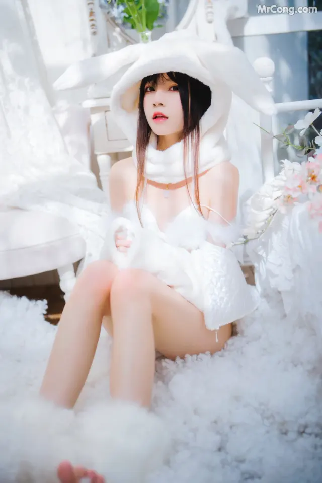 Coser@桜桃喵 Vol.142: 小白兔01+02 (97 photos)
