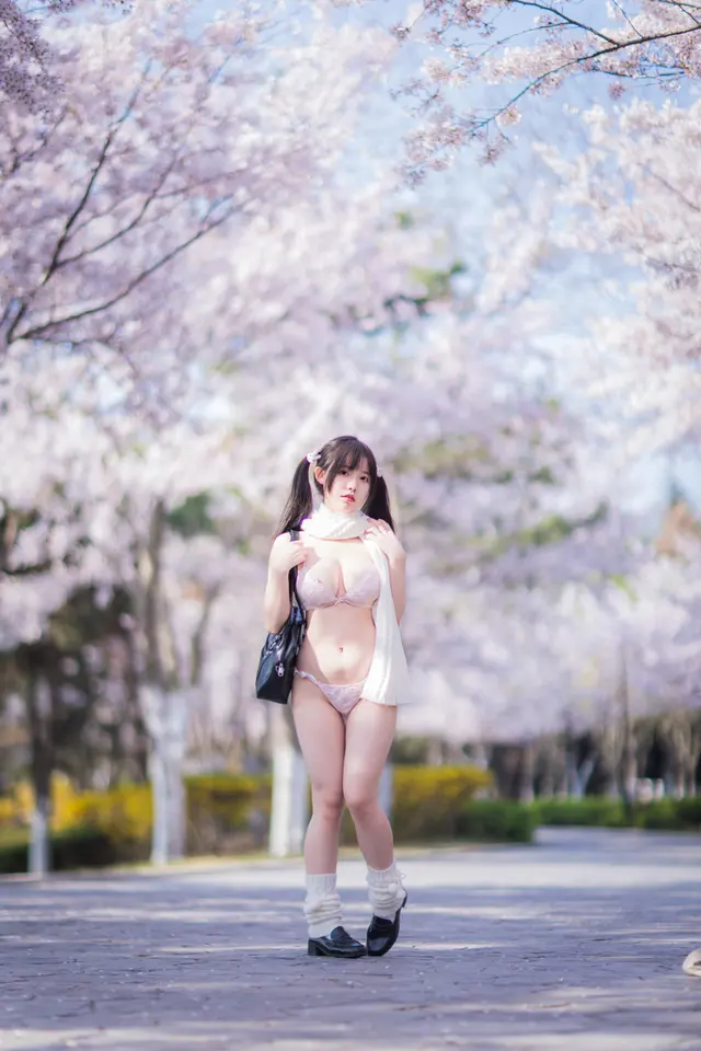 六味帝皇酱 – 樱花女友 (53 photos)