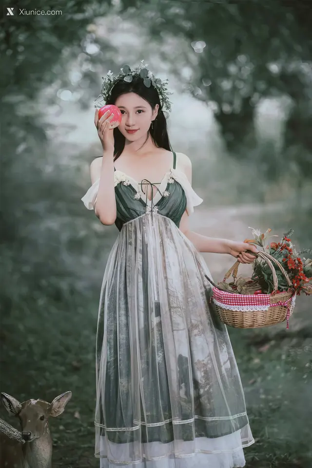 Coser@年年Nnian – 爱丽丝漫游仙境 (50 photos)
