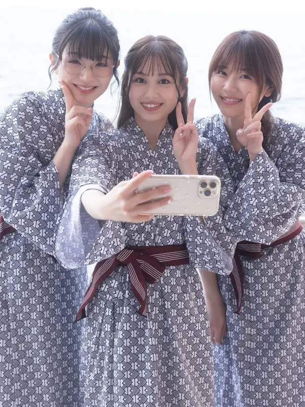 [JP] Kasumi Hasegawa (長谷川かすみ) & Yui Ito (伊藤優衣) & Yuki Mizuhara (水原ゆき):【デジタル限定】『俺達のあざす。』写真集「会社の同僚3人と社員研修で温泉旅館に来た結果」 (週プレ PHOTO BOOK) (82 photos)