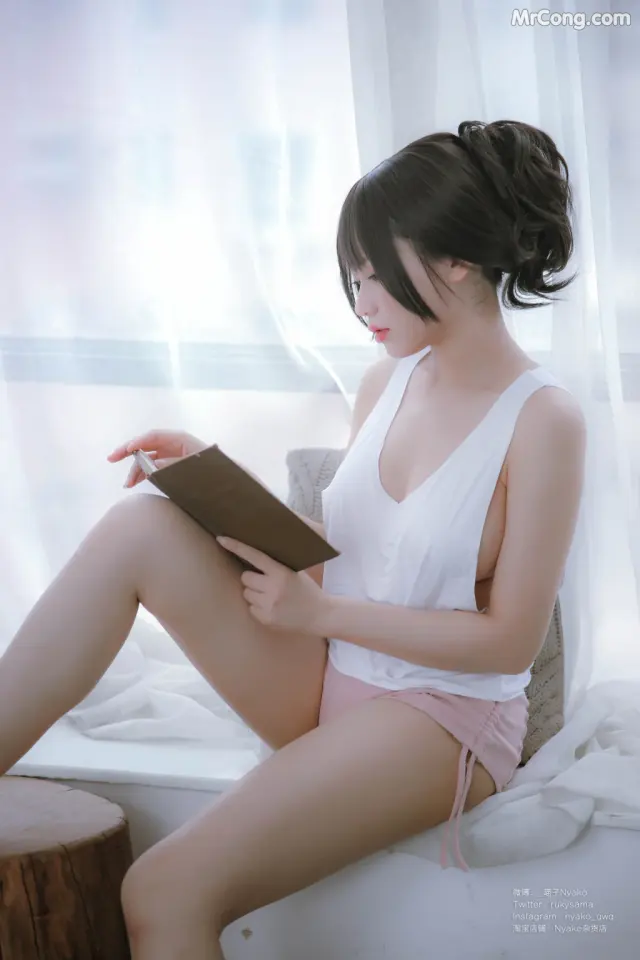 Coser@Nyako喵子: 隣のやばいお姉さん 背心 (78 photos + 1 video)