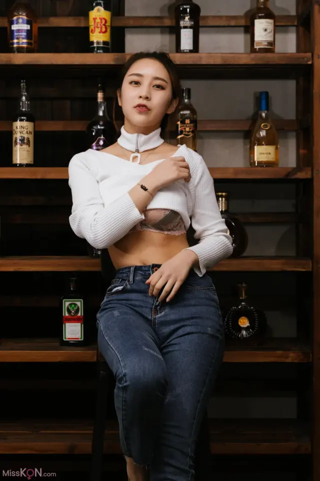 [XR Uncensored] Qiao Yi Lin (乔依琳): R18 秀人网模特 酒窖中的爱抚 (66 photos)