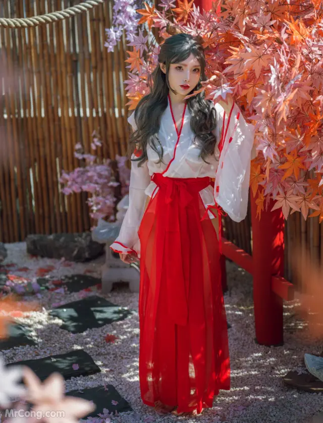 Coser@Xia Xiao Qiu Qiu Qiu (夏小秋秋秋): 汤池巫女 (53 photos + 1 video)