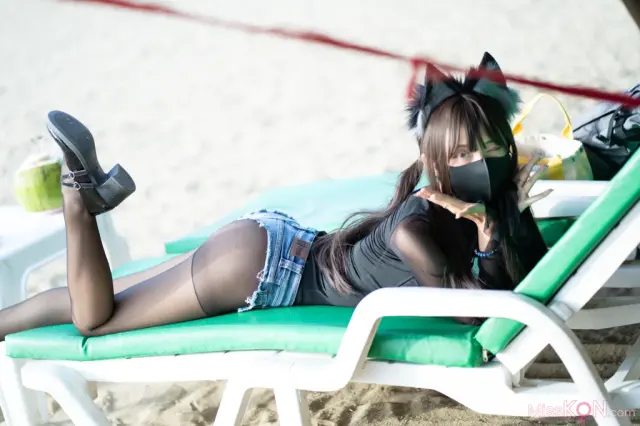 Coser@职业奶妈三水子: 黑丝泳装 (70 photos)