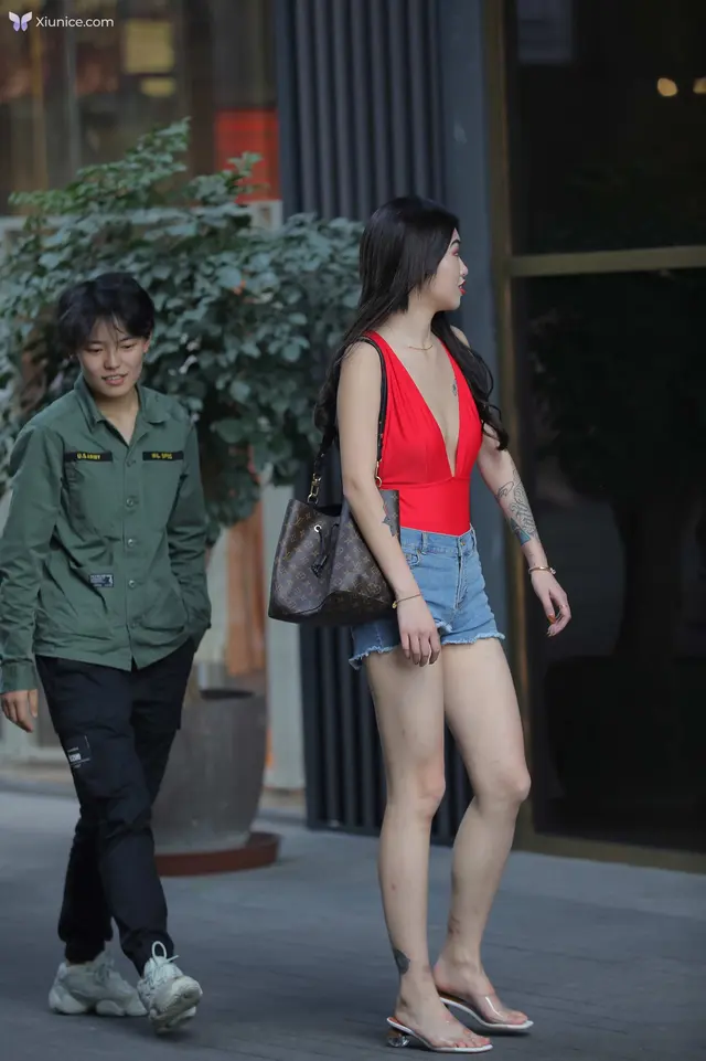 牛仔热裤美女