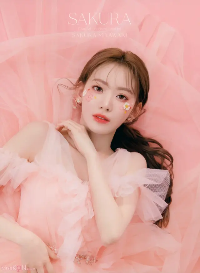 [JP] Sakura Miyawaki (宮脇咲良): Graduation Visual Booklet (85 photos)