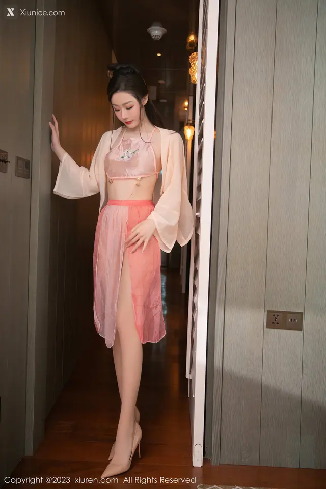 Xiuren秀人网 No.7075 是小逗逗 (79 photos)