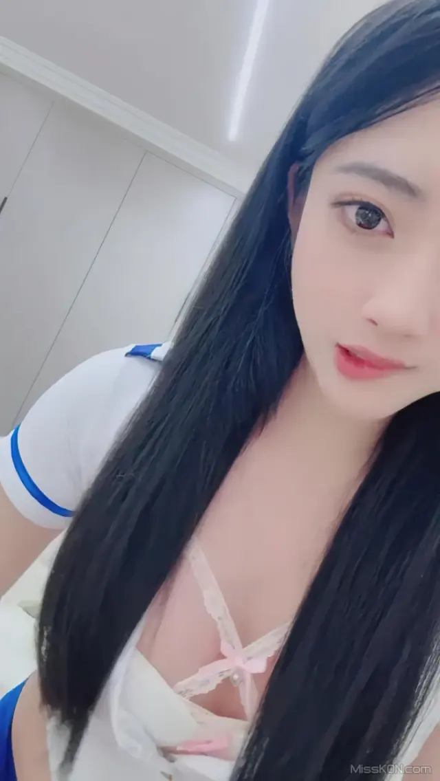 小高原: 可爱校花 付费作品 (24 photos + 2 videos)