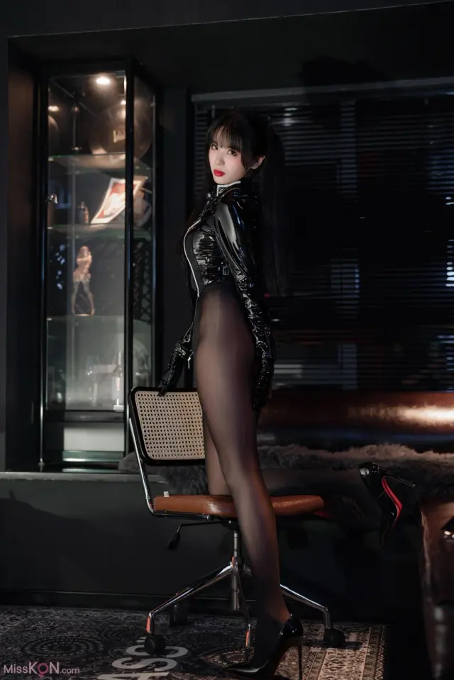 Coser@轩萧学姐 – 黑丝通讯官 (36 photos)