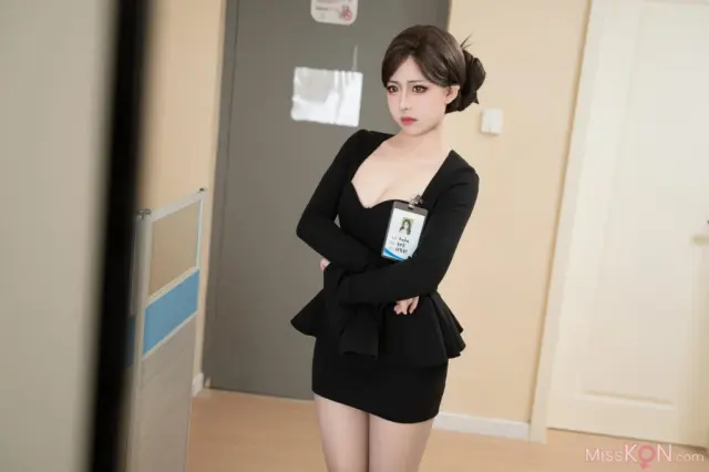 Coser@虎森森 – 同事的秘密 (36 photos)