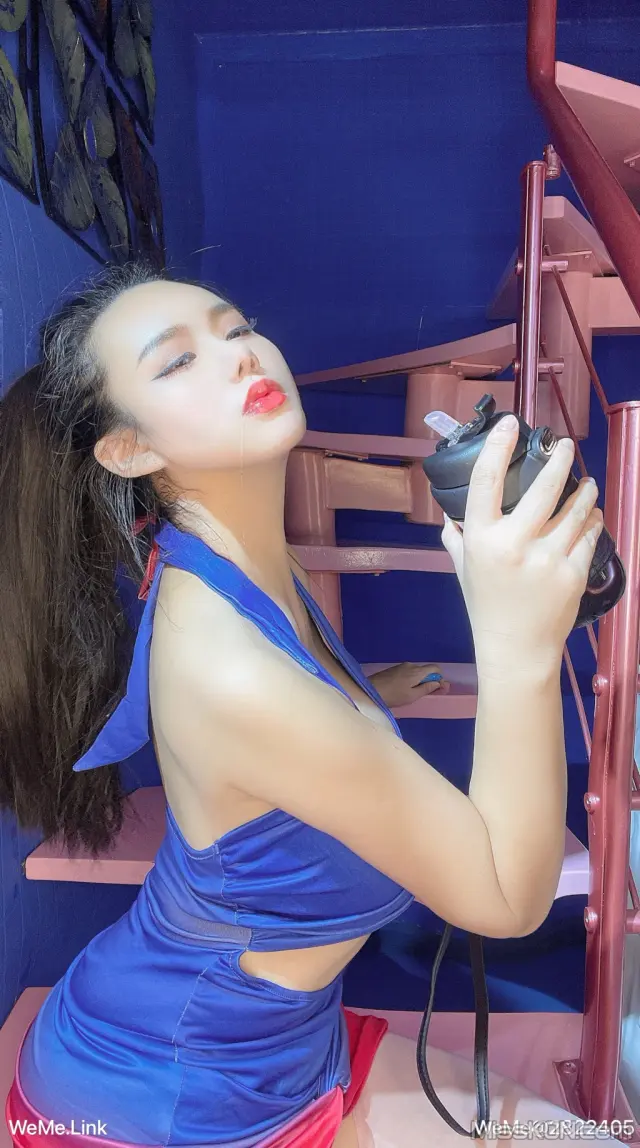 水蜜桃米米: 往哪里看呢 (21 photos)