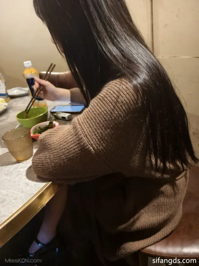 白桃汽水: 露出女神视图合 路边全裸打出租车电梯口 文静女孩爱露出 (30 photos + 19 videos)