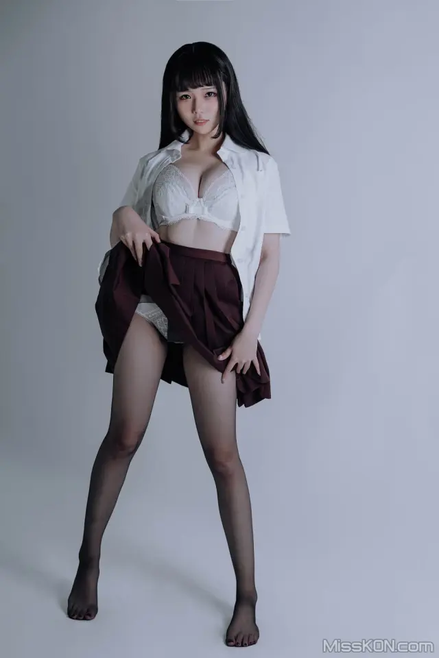 Coser@七月喵子 (qiyuemiaozi) No.044: jk黑丝 (31 photos)