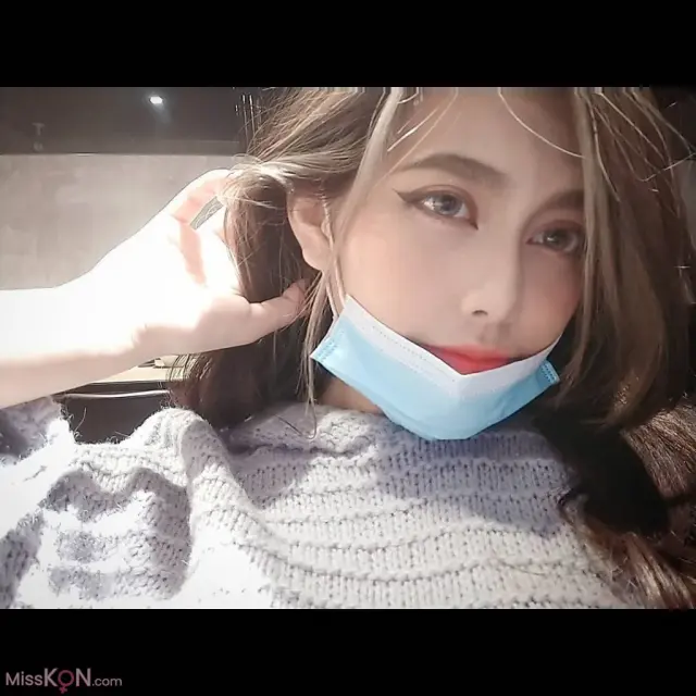 中X大學女神級妹子 – 跟橘貓裸拍 (71 photos + 5 videos)