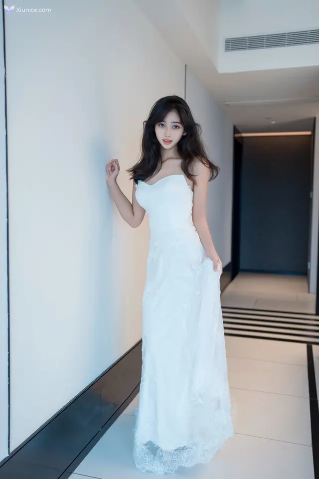 [XR Uncensored] 时安安: R18 秀人网模特 白色蕾丝长裙VS无内肉丝 (93 photos)