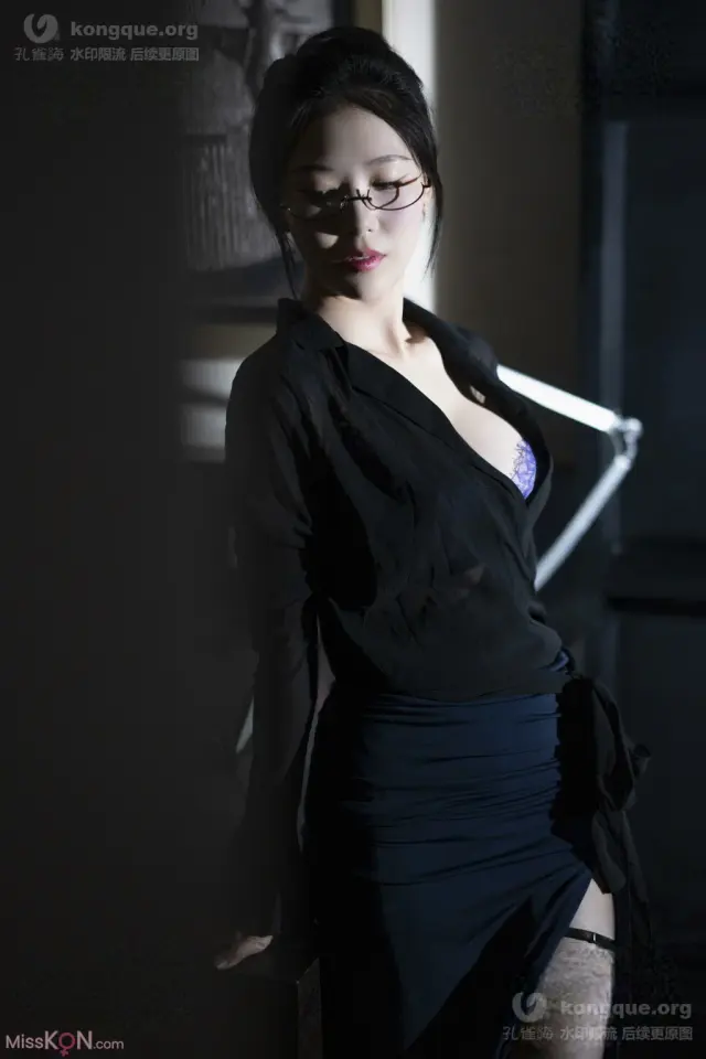 Coser@抖娘-利世 – 秘书眼镜娘 (36 photos)