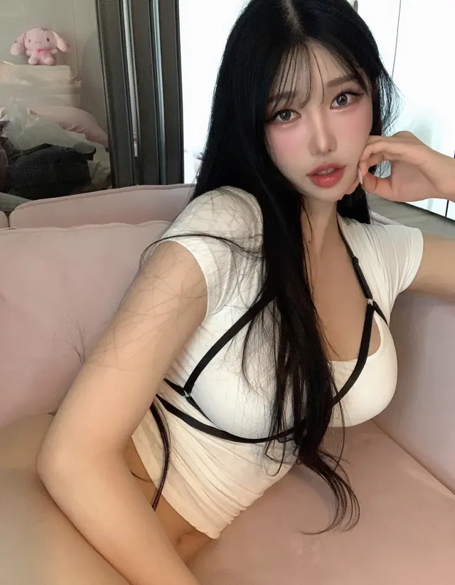 [Moon Night Snap] Yunjin – Peek at The Younger Sister Next Door (32 photos)