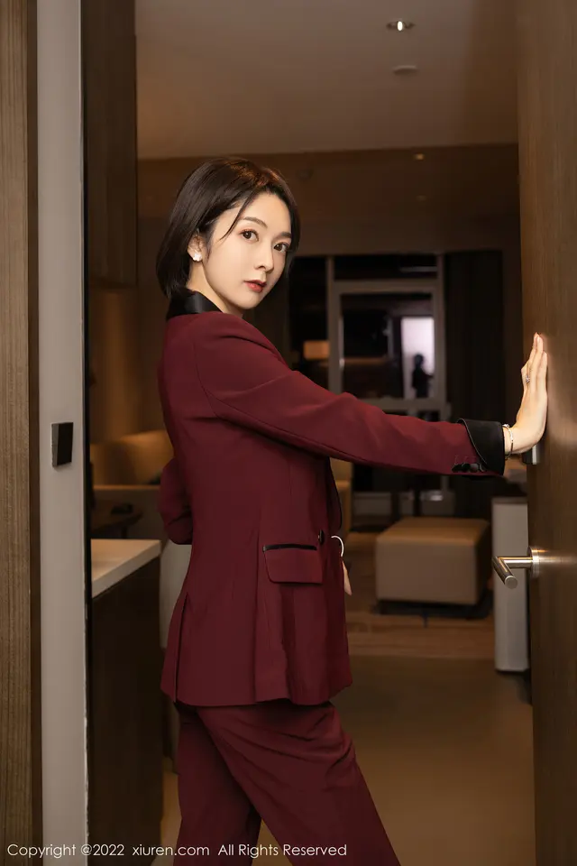 [XiuRen秀人网]2022.06.07 No.5111 Angela00 OL美腿 [72+1P／705M]