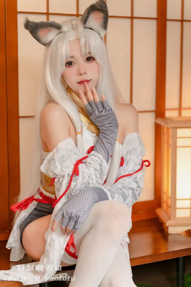 Coser@黏黏团子兔 – 白丝胡桃 (40 photos)