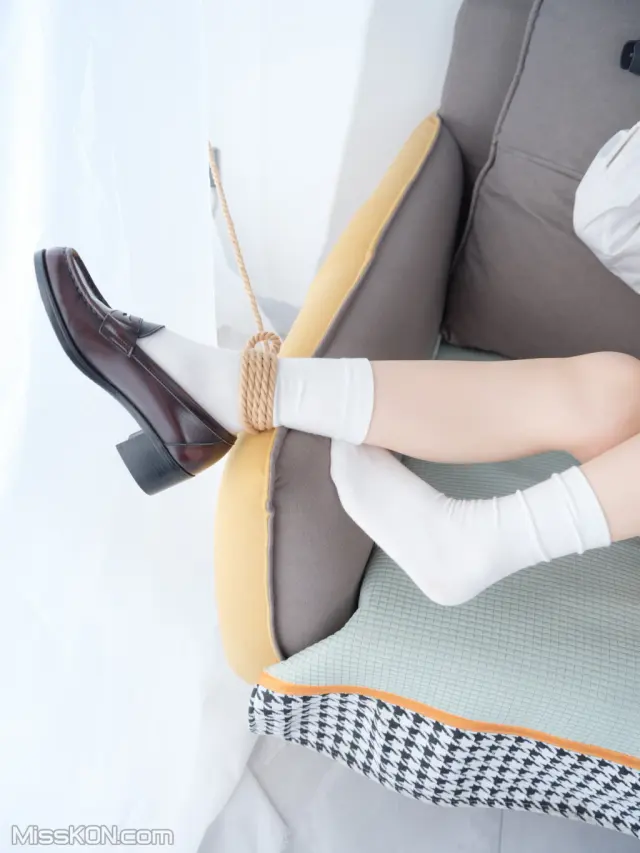[紧急企划] R18 小恩: 捆绑02 (41 photos + 1 video)