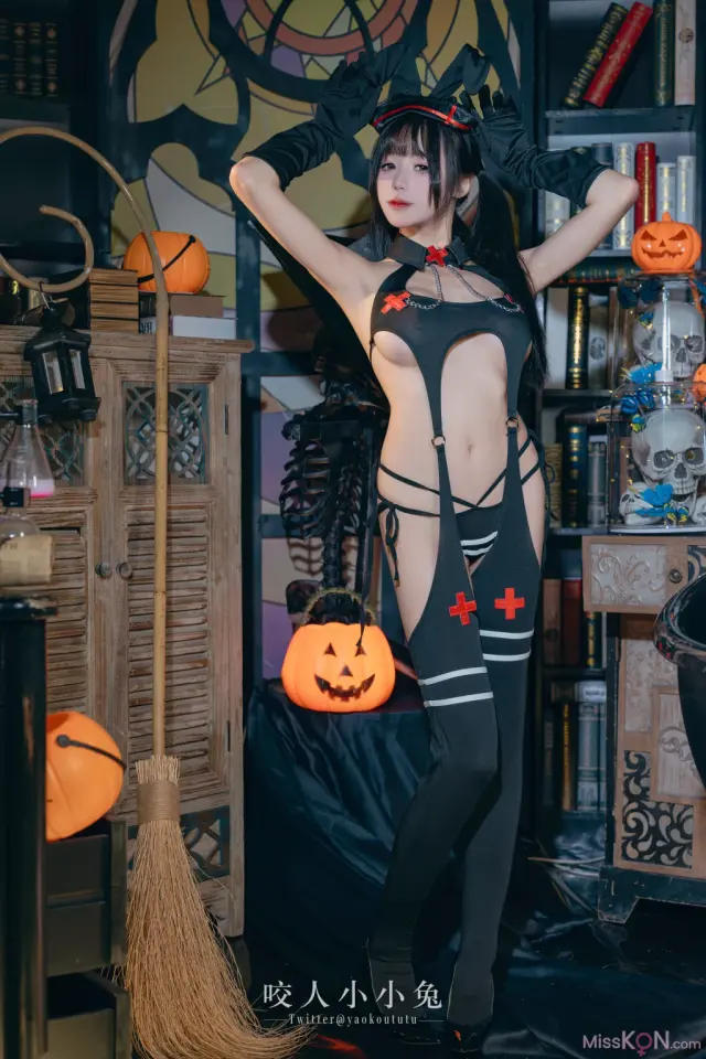 Coser@黏黏团子兔: 特典-万圣节看护士 (40 photos + 1 video)
