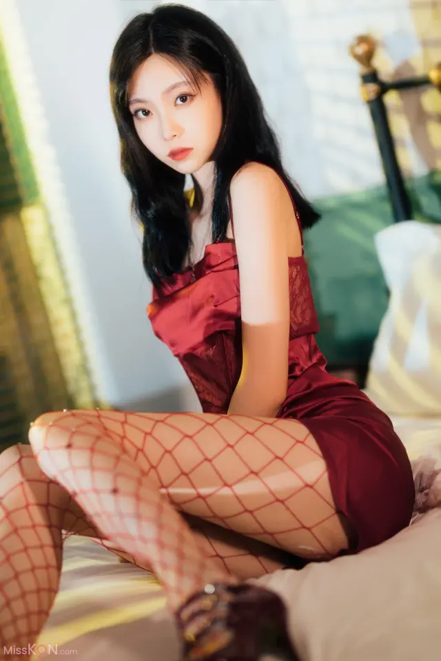 Coser@许岚LAN: 网袜红裙 (40 photos)