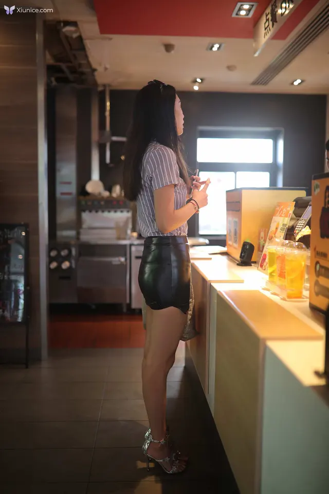 精选街拍作品 4K No.0038 超短皮裙气质美丽美足高跟美女原图 (262 photos)