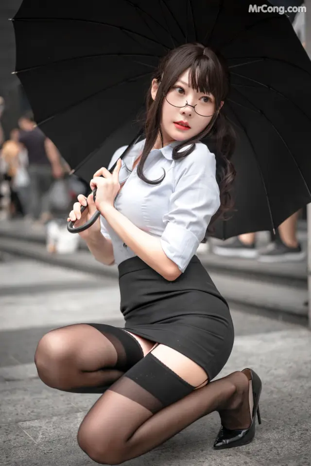 Coser@香草喵露露 No.038: 丝袜西装 (24 photos)