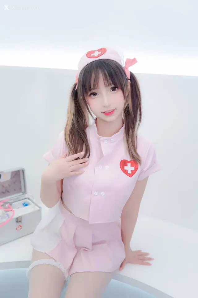 Coser@神楽坂真冬 Vol.084: 绝对企画-白丝护士《心身バランス》 (150 photos)