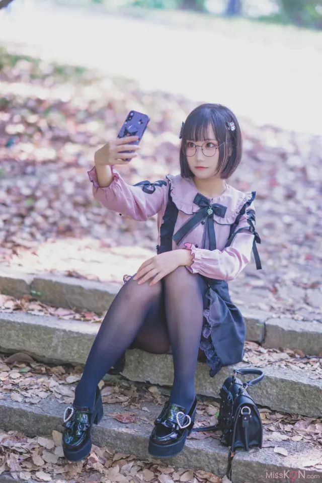 Coser@lunananya: 黑丝地雷妹 (26 photos)
