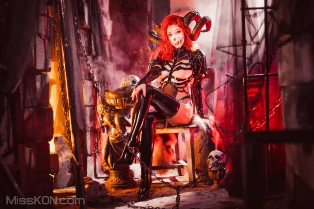 Coser@蜜汁猫裘: 地狱骸骨 (50 photos)