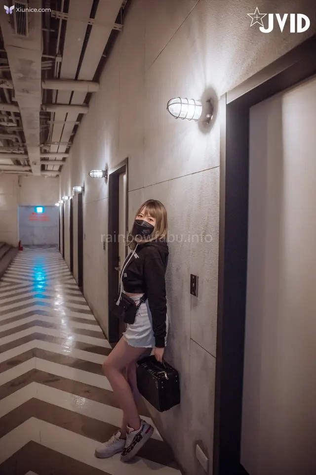 JVID 卯咪 – 纖細身材完美的腰身天使的外表隱藏不了內心的工口平常沒拍照的她兼職做片場修片師 (124 photos)
