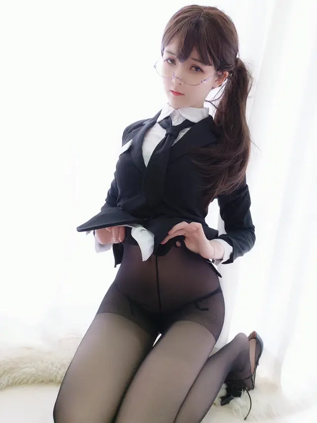 Coser@一小央泽 (yixiaoyangze) – 助理姐姐 (51 photos)