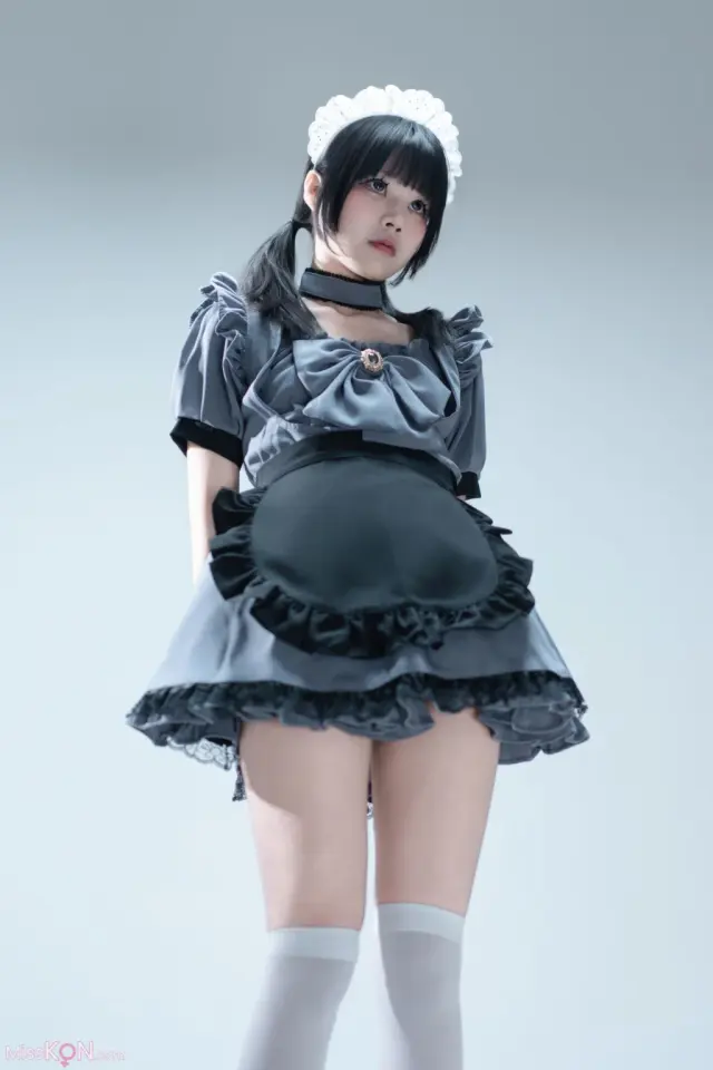 Coser@清水凪 – 手提箱与灰色女仆 (36 photos)
