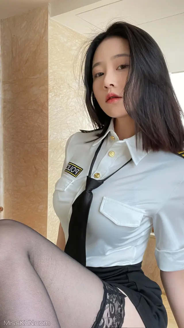 Coser@年年Nnian: 涩女警 (82 photos)