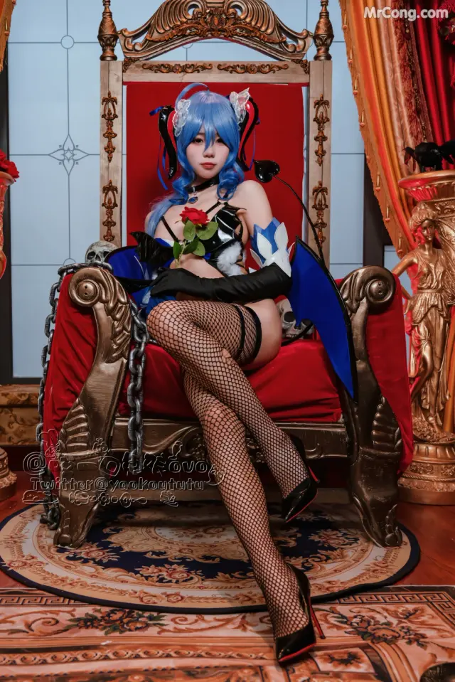 Coser@黏黏团子兔: 甘雨魅魔 (40 photos)