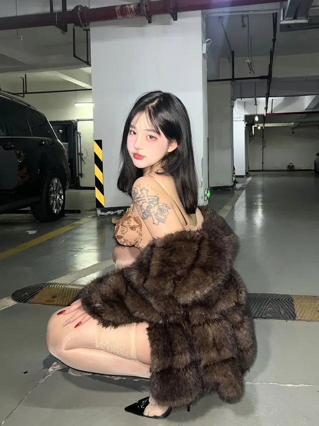 小u优优子 – 貂皮大衣 (50 photos)